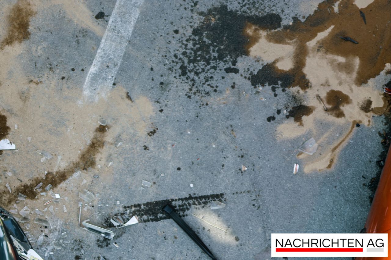 Unfall im Kreisverkehr: BMW kracht gegen Laterne in Schwäbisch Gmünd